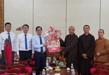 Chủ tịch UBND tỉnh Nguyễn Tấn Tuân thăm, chúc mừng Ban Trị sự Giáo hội Phật giáo tỉnh và Trường Trung cấp Phật học Khánh Hòa