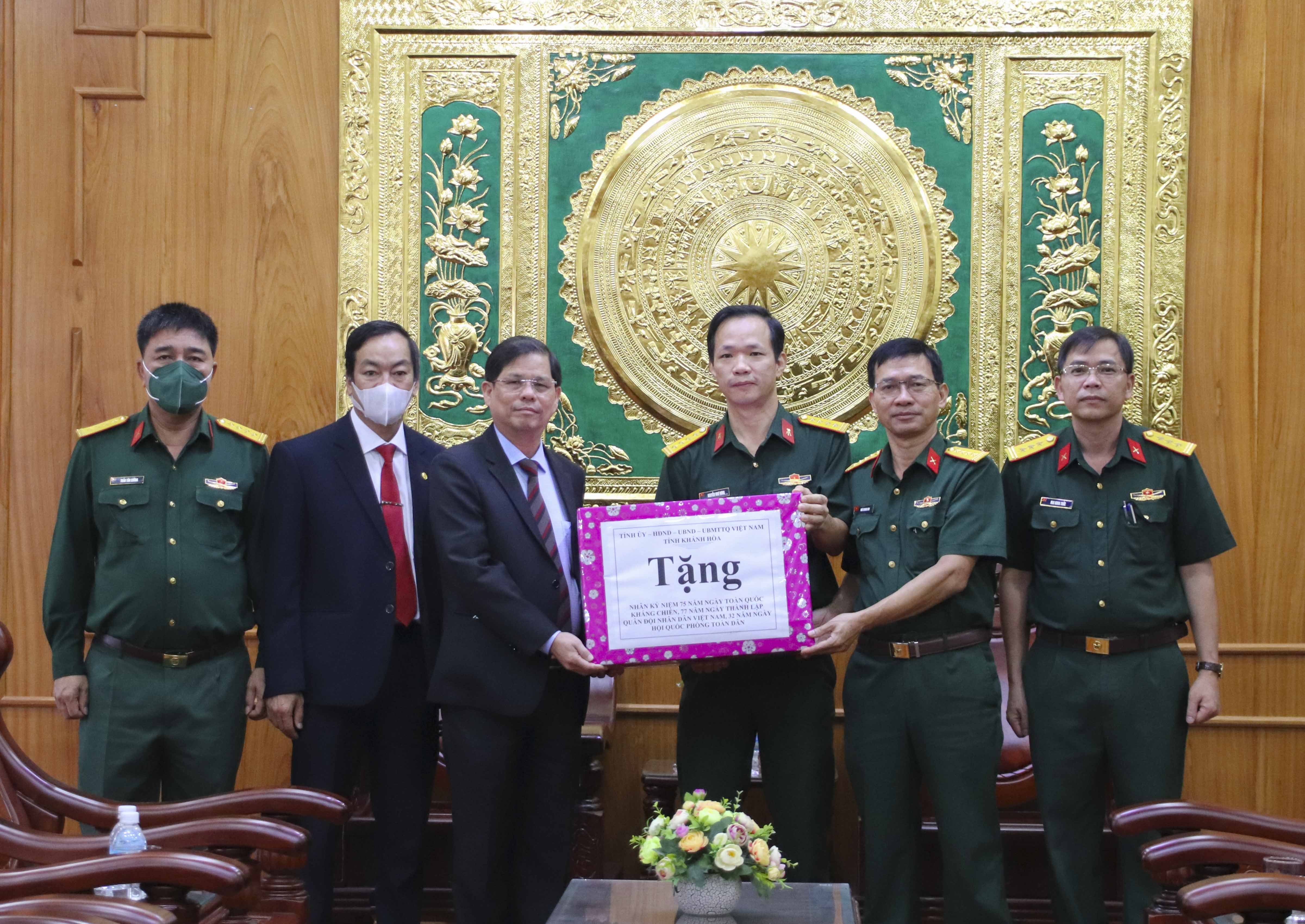 Ông Nguyễn Tấn Tuân thăm các đơn vị quân đội