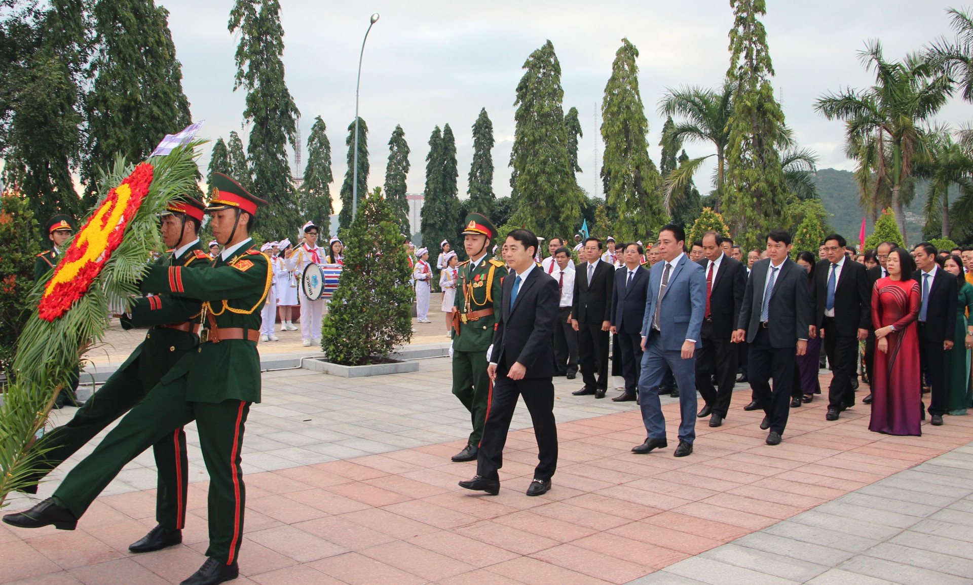 Lãnh đạo tỉnh đặt vòng hoa, dâng hương viếng Nghĩa trang liệt sĩ Hòn Dung