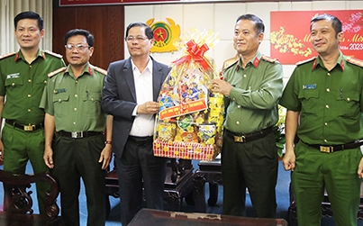 Chủ tịch UBND tỉnh Nguyễn Tấn Tuân thăm, chúc Tết các đơn vị trực chiến