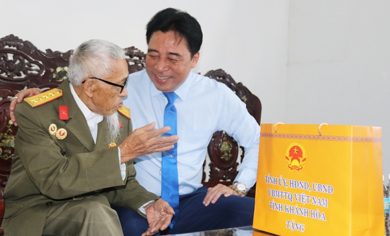 Phó Bí thư Thường trực Tỉnh ủy Nguyễn Khắc Toàn thăm, tặng quà quân nhân, dân công TP. Cam Ranh