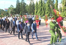 Lãnh đạo tỉnh Khánh Hòa dâng hương tại Tượng đài Bác Hồ