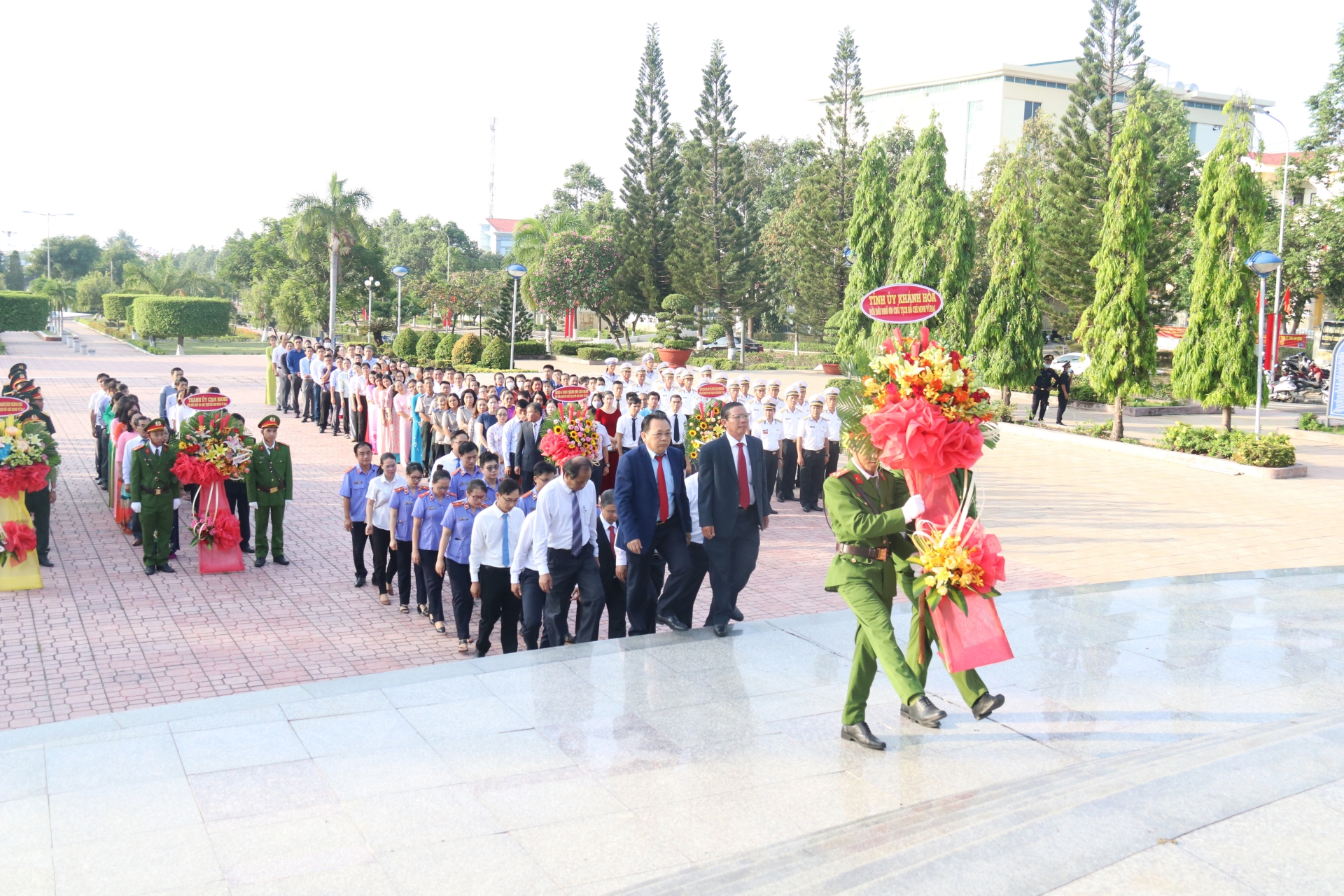 Lãnh đạo tỉnh Khánh Hòa dâng hương tại Tượng đài Bác Hồ