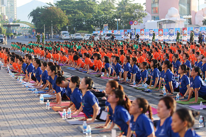 Hơn 1.200 người đồng diễn Yoga tại TP. Nha Trang