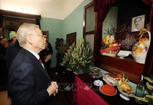         Tổng Bí thư Nguyễn Phú Trọng dâng hương tưởng niệm Chủ tịch Hồ Chí Minh    