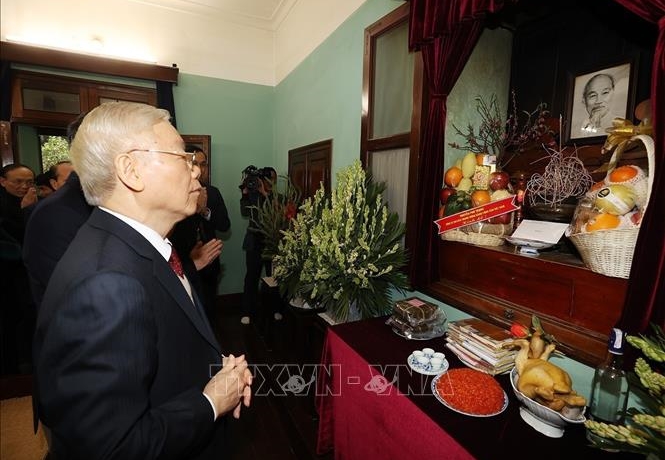         Tổng Bí thư Nguyễn Phú Trọng dâng hương tưởng niệm Chủ tịch Hồ Chí Minh    