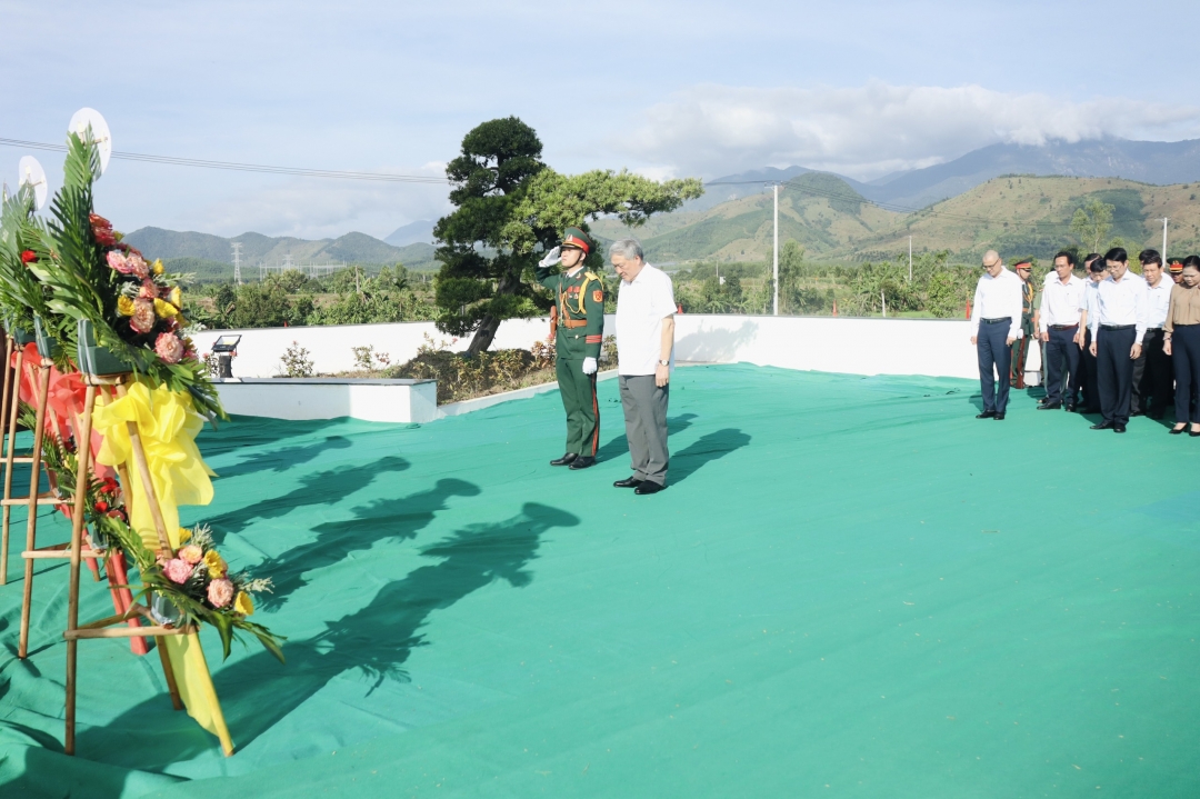 Chánh án Tòa án nhân dân tối cao Nguyễn Hòa Bình dâng hương tại Khu lưu niệm Chiến thắng Vườn Gòn - Đá Bàn