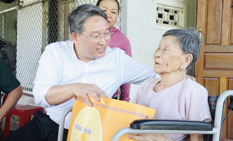 Bí thư Tỉnh ủy Nguyễn Hải Ninh thăm và tặng quà người có công với cách mạng