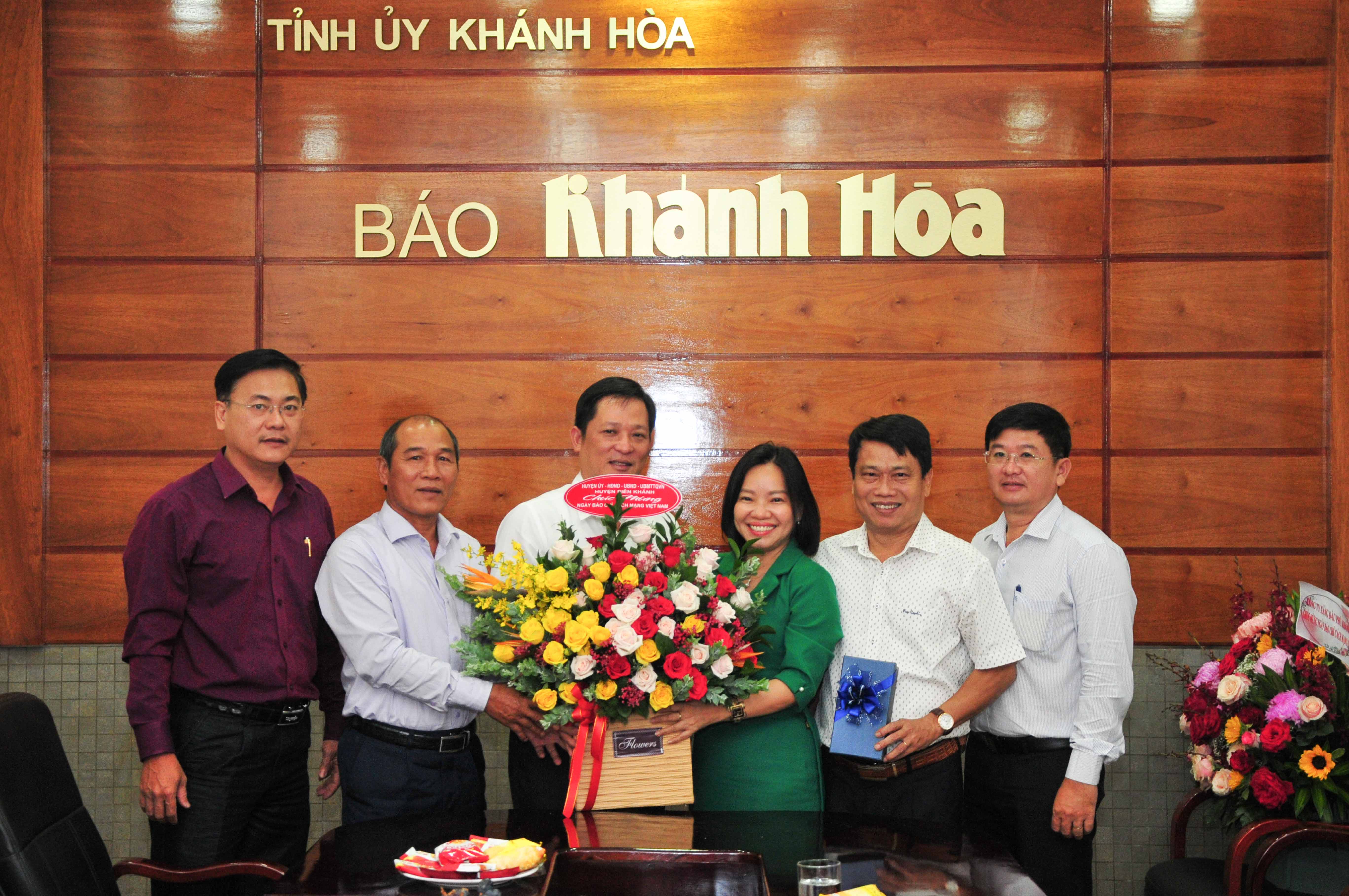Lãnh đạo các đơn vị, địa phương và doanh nghiệp thăm, chúc mừng Báo Khánh Hòa