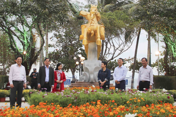 Chủ tịch UBND tỉnh Nguyễn Tấn Tuân kiểm tra công tác chuẩn bị đón Tết