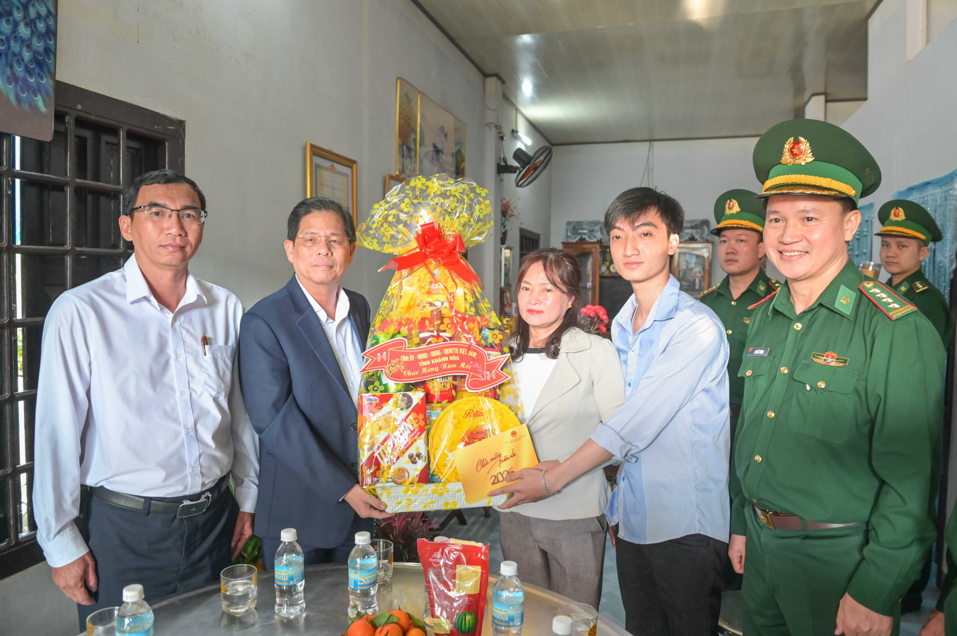 Chủ tịch UBND tỉnh Nguyễn Tấn Tuân thăm, chúc Tết gia đình quân nhân đang công tác tại Trường Sa