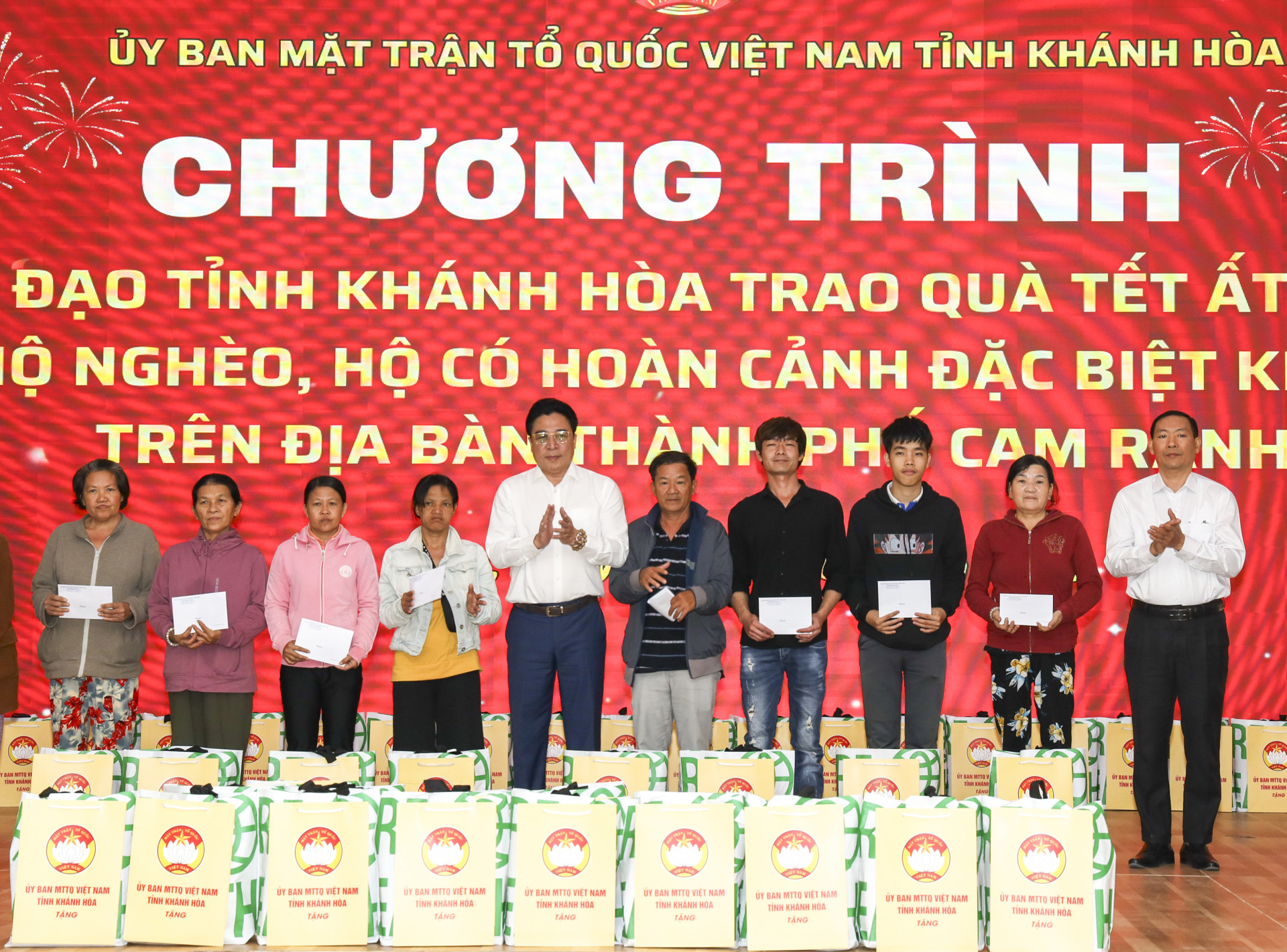 Phó Bí thư Thường trực Tỉnh ủy Nguyễn Khắc Toàn trao quà Tết cho hộ nghèo tại TP. Cam Ranh