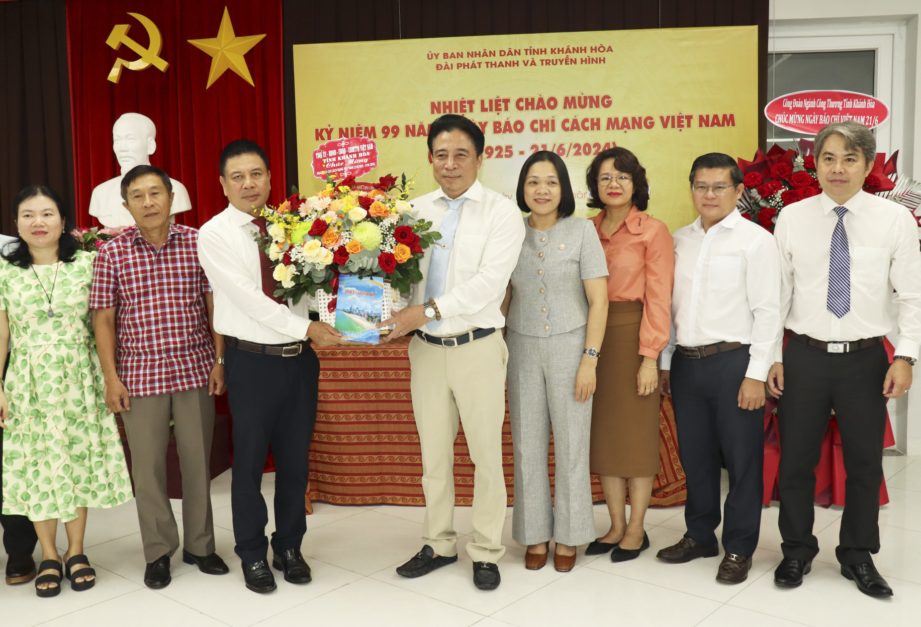 Phó Bí thư Thường trực Tỉnh ủy Nguyễn Khắc Toàn thăm các cơ quan báo chí