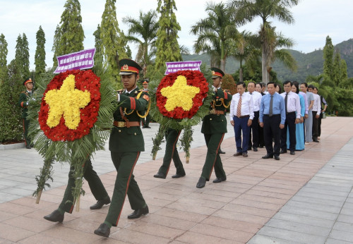 Phó Chủ tịch Quốc hội Nguyễn Khắc Định viếng Nghĩa trang liệt sĩ Hòn Dung