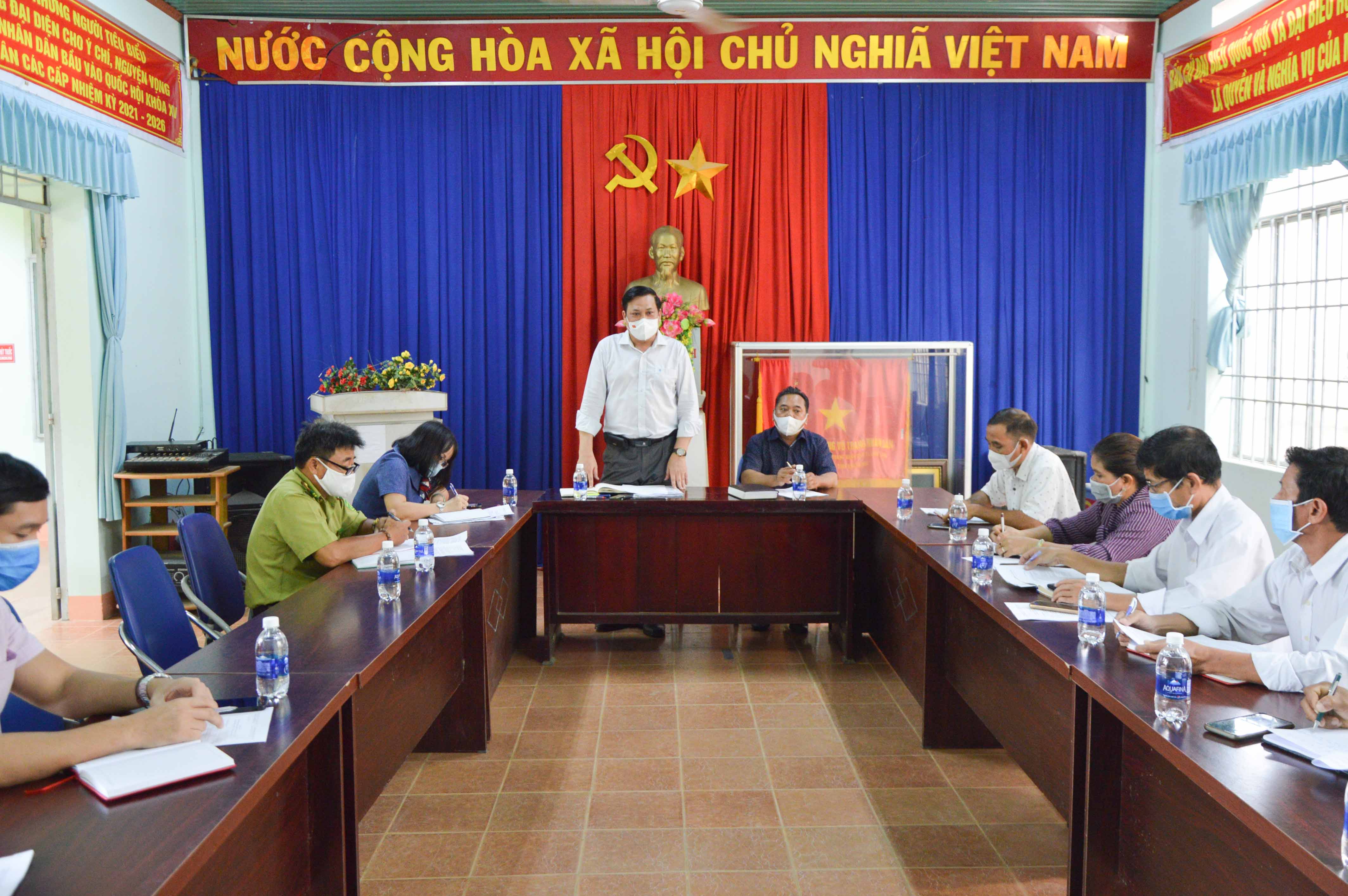 Đồng chí Lê Hữu Thọ làm việc với Đảng ủy xã Liên Sang
