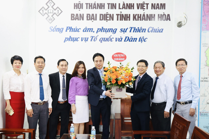 Lãnh đạo tỉnh và các địa phương thăm, tặng quà các cơ sở tôn giáo nhân dịp lễ Giáng sinh