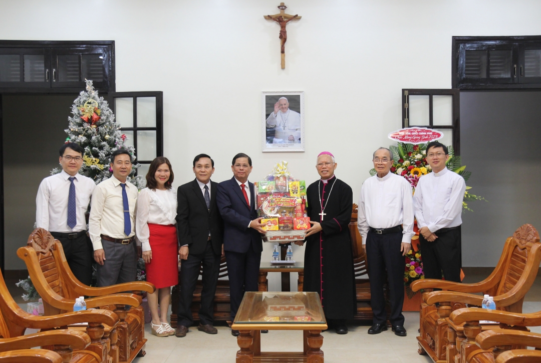 Chủ tịch UBND tỉnh Nguyễn Tấn Tuân thăm Tòa Giám mục Giáo phận Nha Trang
