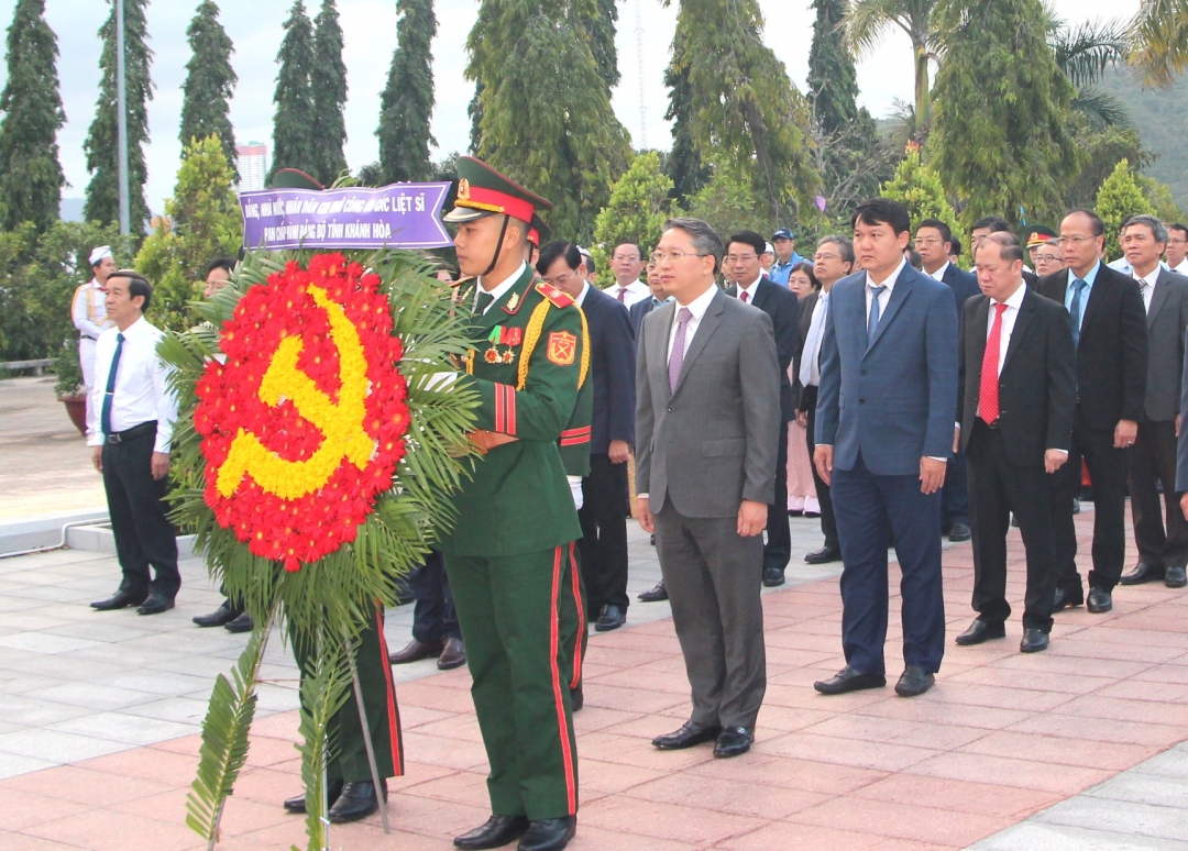 Lãnh đạo tỉnh Khánh Hòa viếng Nghĩa trang liệt sĩ Hòn Dung