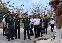 Đoàn công tác Bộ Quốc phòng kiểm tra, chúc Tết tại huyện đảo Trường Sa và nhà giàn DK1