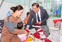 Chủ tịch UBND tỉnh Nguyễn Tấn Tuân thăm, chúc Tết tại Khoa Nhi, Bệnh viện Đa khoa tỉnh Khánh Hòa