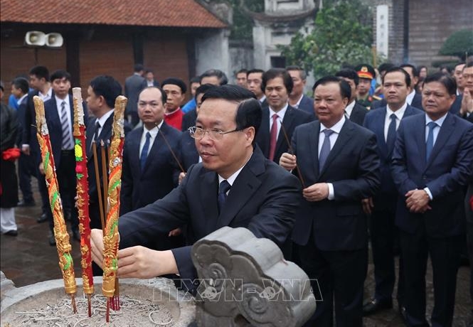         Chủ tịch nước Võ Văn Thưởng dâng hương tưởng niệm Đức vua An Dương Vương    