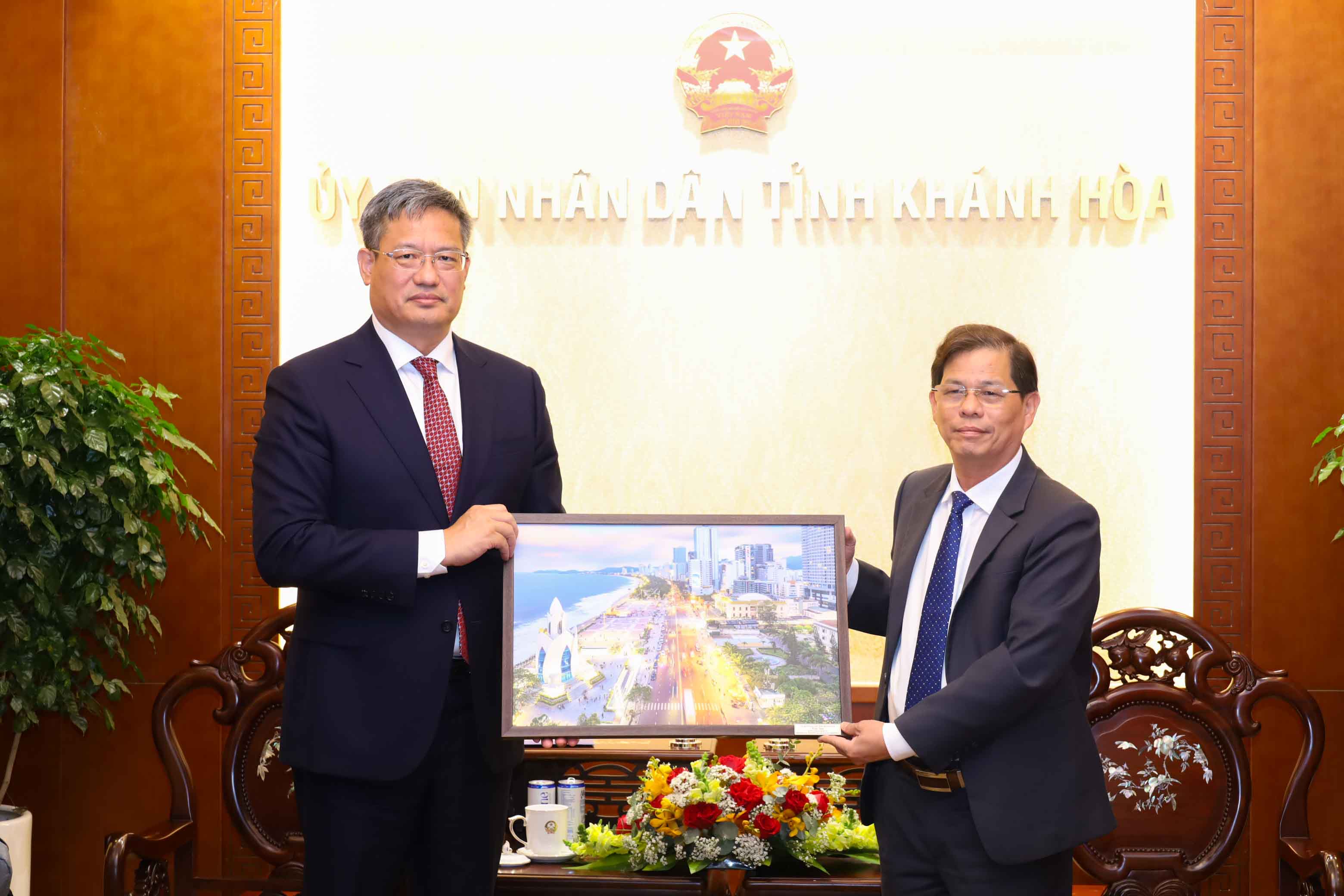 Chủ tịch UBND tỉnh Nguyễn Tấn Tuân tiếp Tổng Lãnh sự nước Cộng hòa Nhân dân Trung Hoa tại TP. Hồ Chí Minh