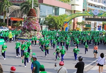 Hơn 7.000 người tham gia Ngày hội đi bộ tại Nha Trang
