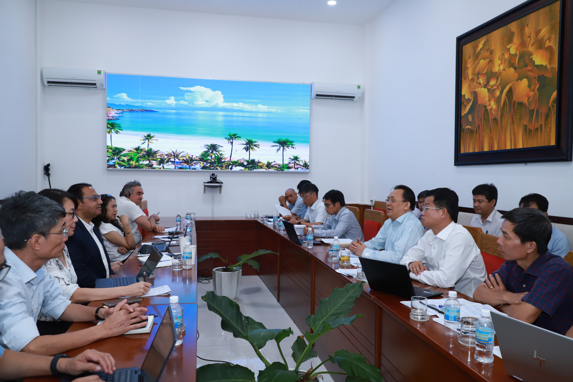 Phó Chủ tịch Thường trực UBND tỉnh Lê Hữu Hoàng làm việc với tổ công tác của Ngân hàng thế giới về dự án CCSEP - Tiểu dự án Nha Trang