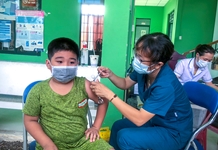 Đẩy nhanh tiến độ tiêm vắc xin cho học sinh