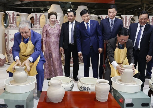 Chủ tịch nước và Tổng thống Kazakhstan trải nghiệm làm Gốm Chu Đậu