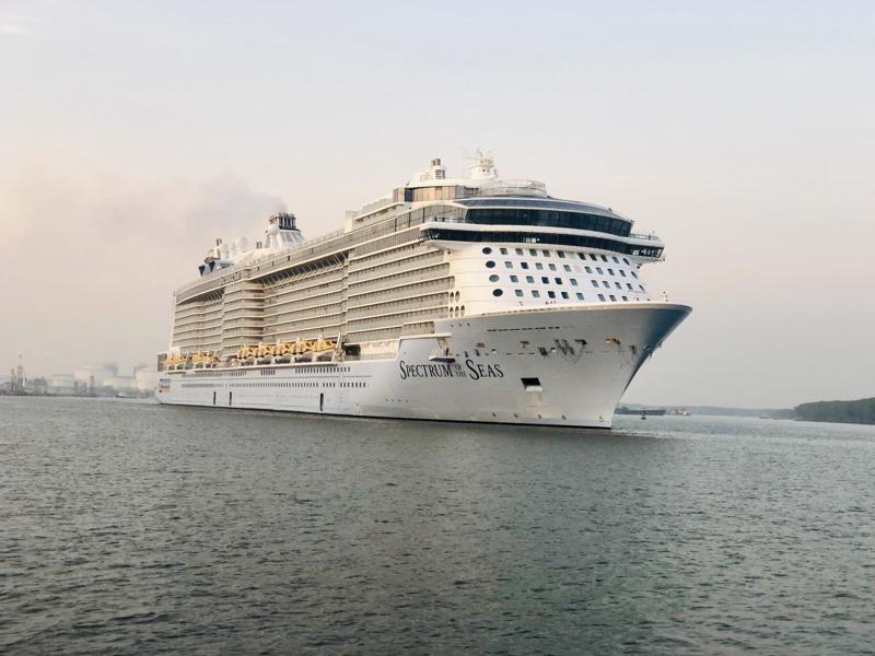 Siêu du thuyền Spectrum of the Seas đưa 4.000 du khách đến Nha Trang