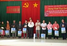 Phó Chủ tịch Quốc hội Nguyễn Khắc Định thăm, tặng quà Tết cho người dân khó khăn, gia đình có công với cách mạng huyện Khánh Vĩnh và TP. Nha Trang
