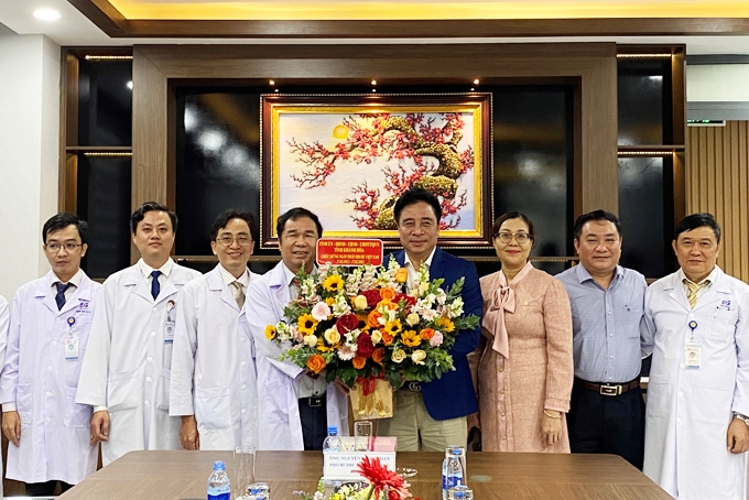 Phó Bí thư Thường trực Tỉnh ủy Nguyễn Khắc Toàn thăm các cơ sở y tế
