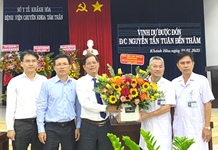 Chủ tịch UBND tỉnh Nguyễn Tấn Tuân thăm các cơ sở y tế