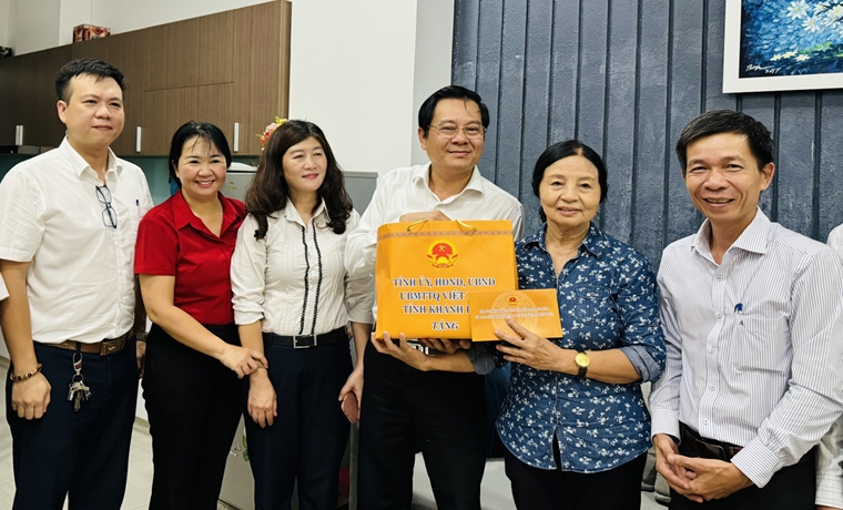 Phó Chủ tịch Thường trực HĐND tỉnh Trần Mạnh Dũng thăm, tặng quà người có công với cách mạng ở Nha Trang