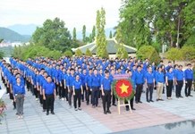 Hơn 500 đoàn viên, thanh niên dâng hương, dọn vệ sinh nghĩa trang liệt sĩ Hòn Dung