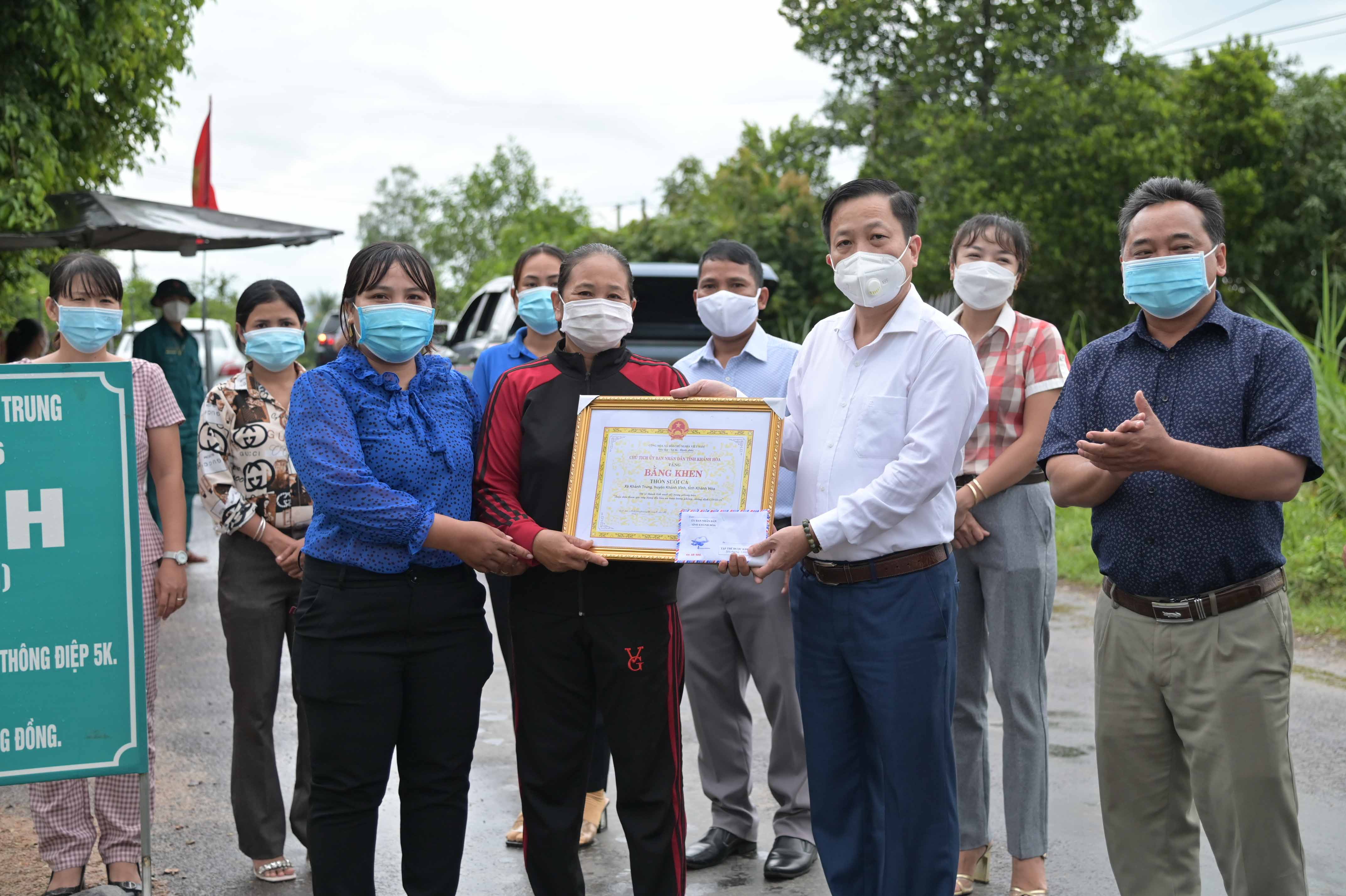 Khen thưởng các tập thể xuất sắc tham gia xây dựng địa bàn an toàn trong phòng, chống dịch Covid-19 của huyện Khánh Vĩnh