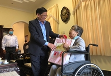 Chủ tịch UBND tỉnh Nguyễn Tấn Tuân thăm, chúc Tết các gia đình nguyên cán bộ chủ chốt của tỉnh đã từ trần