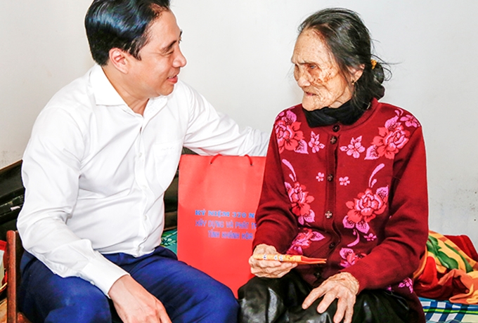 Phó Bí thư Thường trực Tỉnh ủy Nguyễn Khắc Toàn thăm, tặng quà người có công với cách mạng tại thị xã Ninh Hòa