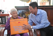 Phó Chủ tịch UBND tỉnh Đinh Văn Thiệu thăm, tặng quà người có công với cách mạng ở Nha Trang