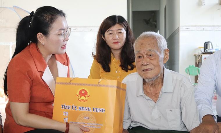 Phó Chủ tịch HĐND tỉnh Phạm Thị Xuân Trang thăm, tặng quà người có công với cách mạng