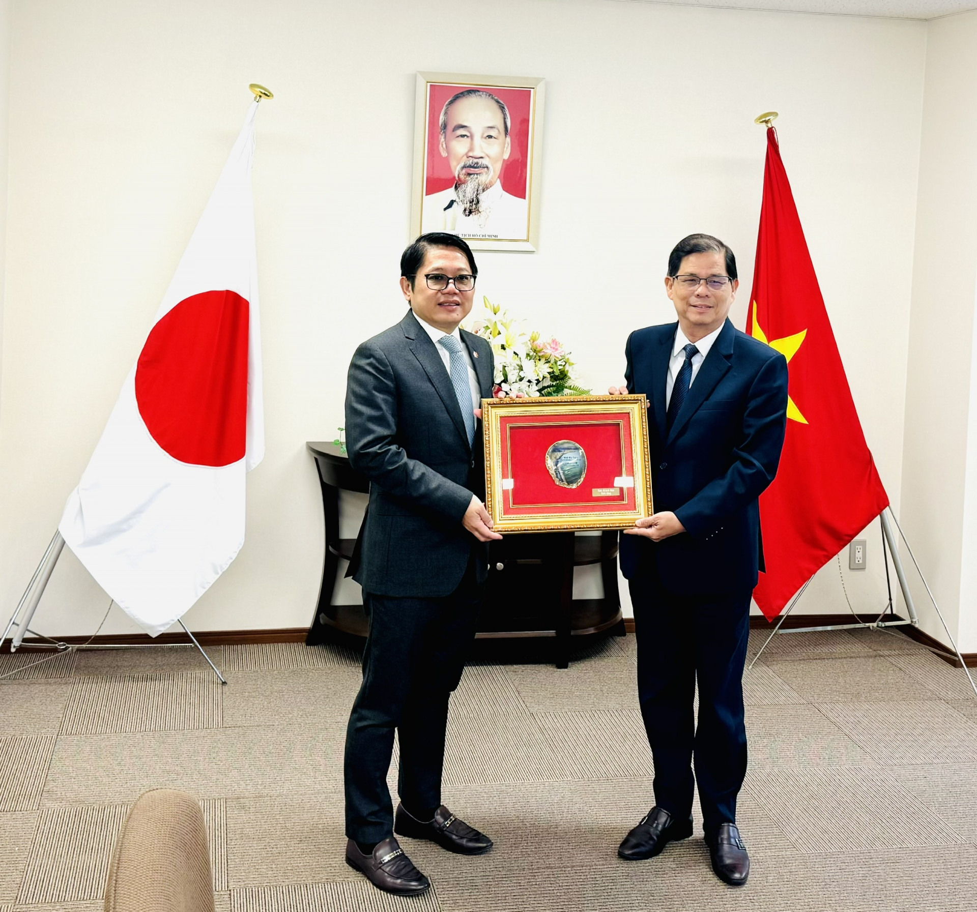 Đoàn công tác tỉnh Khánh Hòa thăm, làm việc với Tổng Lãnh sự quán Việt Nam tại Osaka, Nhật Bản
