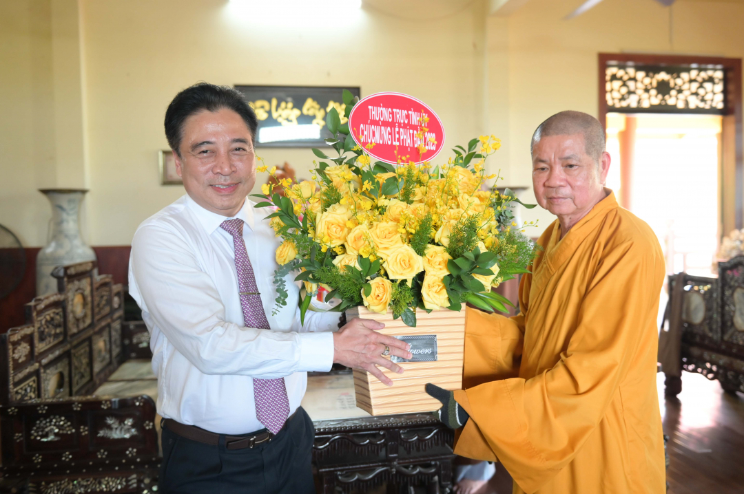 Phó Bí thư Thường trực Tỉnh ủy Nguyễn Khắc Toàn thăm Ban Trị sự Giáo hội Phật giáo Việt Nam huyện Diên Khánh