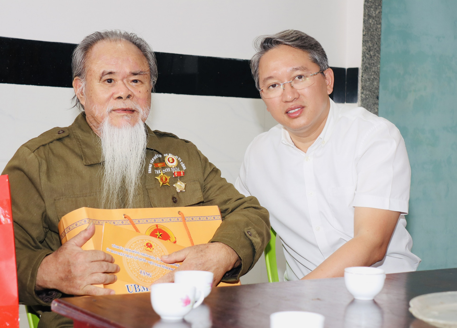 Bí thư Tỉnh ủy Nguyễn Hải Ninh thăm, tặng quà các gia đình người có công với cách mạng tại TP. Cam Ranh