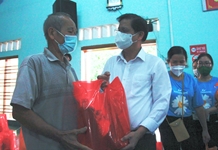 Chủ tịch UBND tỉnh Nguyễn Tấn Tuân trao quà cho người dân xã Ninh Quang