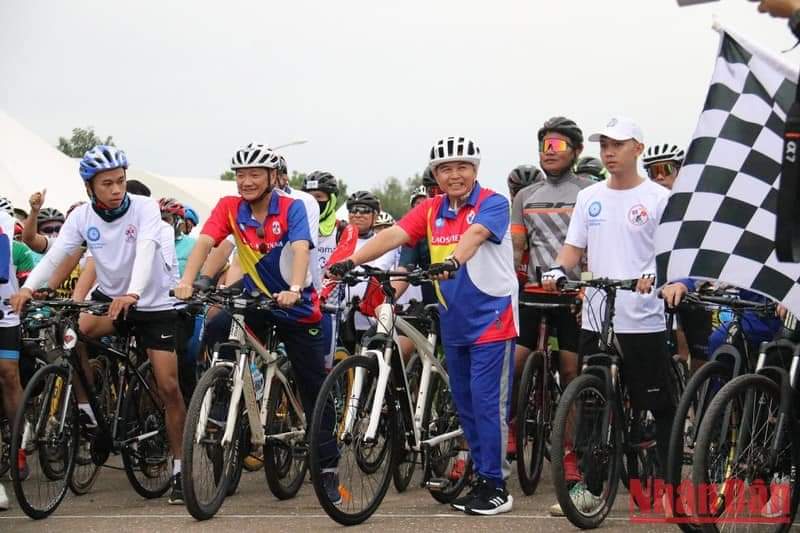 Chủ tịch Quốc hội Lào tham gia đoàn xe đạp chào mừng Năm Đoàn kết Hữu nghị Lào-Việt Nam 2022