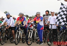 Chủ tịch Quốc hội Lào tham gia đoàn xe đạp chào mừng Năm Đoàn kết Hữu nghị Lào-Việt Nam 2022
