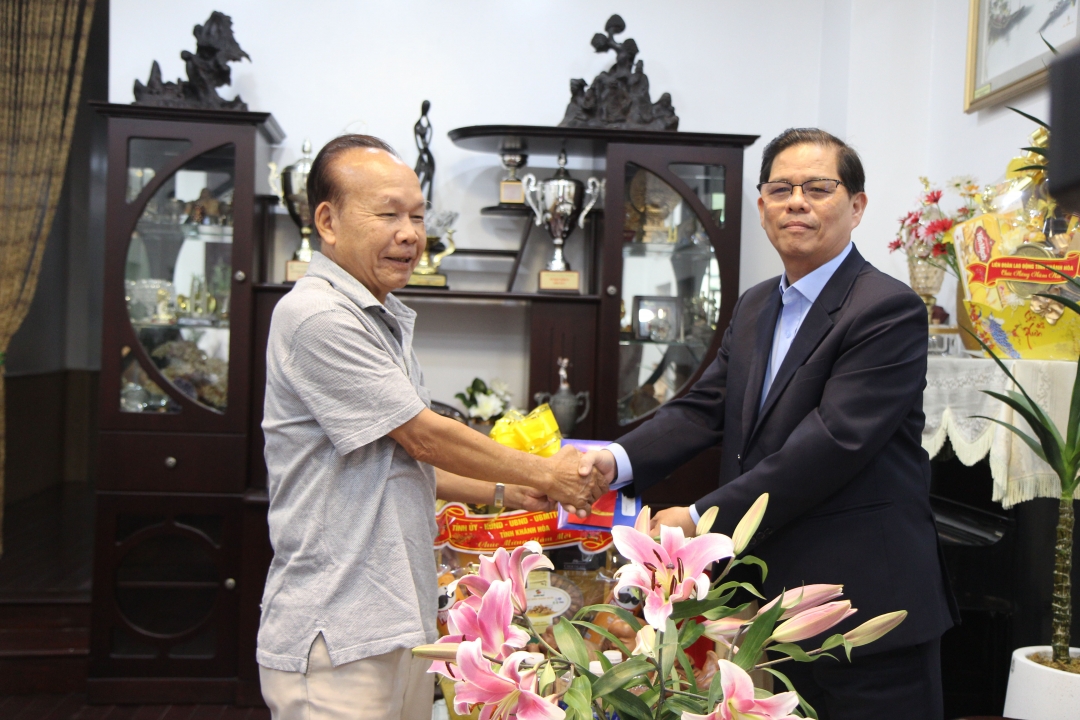 Chủ tịch UBND tỉnh Nguyễn Tấn Tuân thăm, chúc Tết các vị nguyên cán bộ chủ chốt của tỉnh
