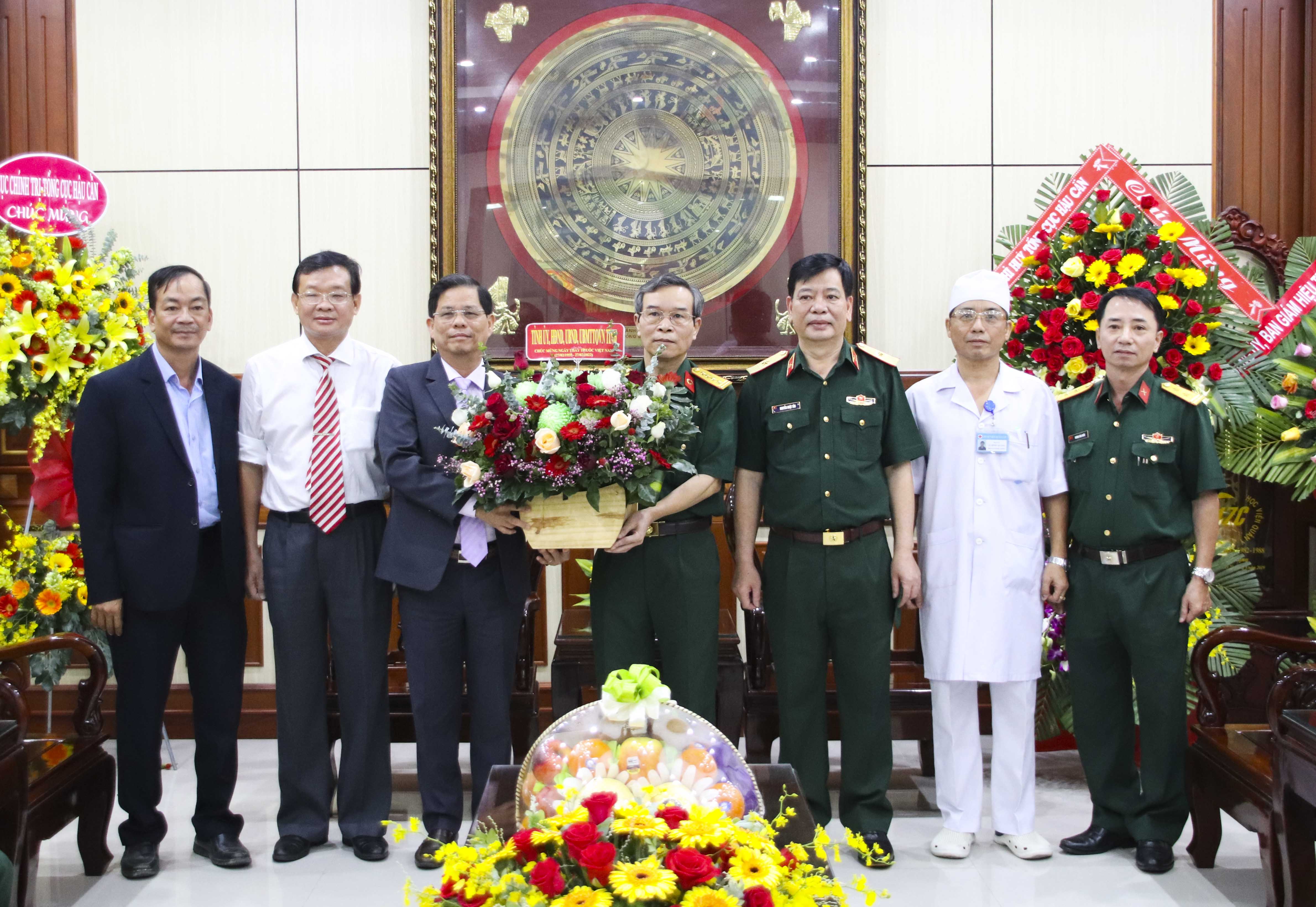 Đồng chí Nguyễn Tấn Tuân thăm, chúc mừng các bệnh viện