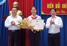 UBND TP. Nha Trang trao giấy khen cho em Đặng Cát Tiên